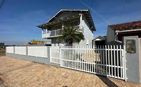 Ampla casa com 5 quartos e vista para o mar